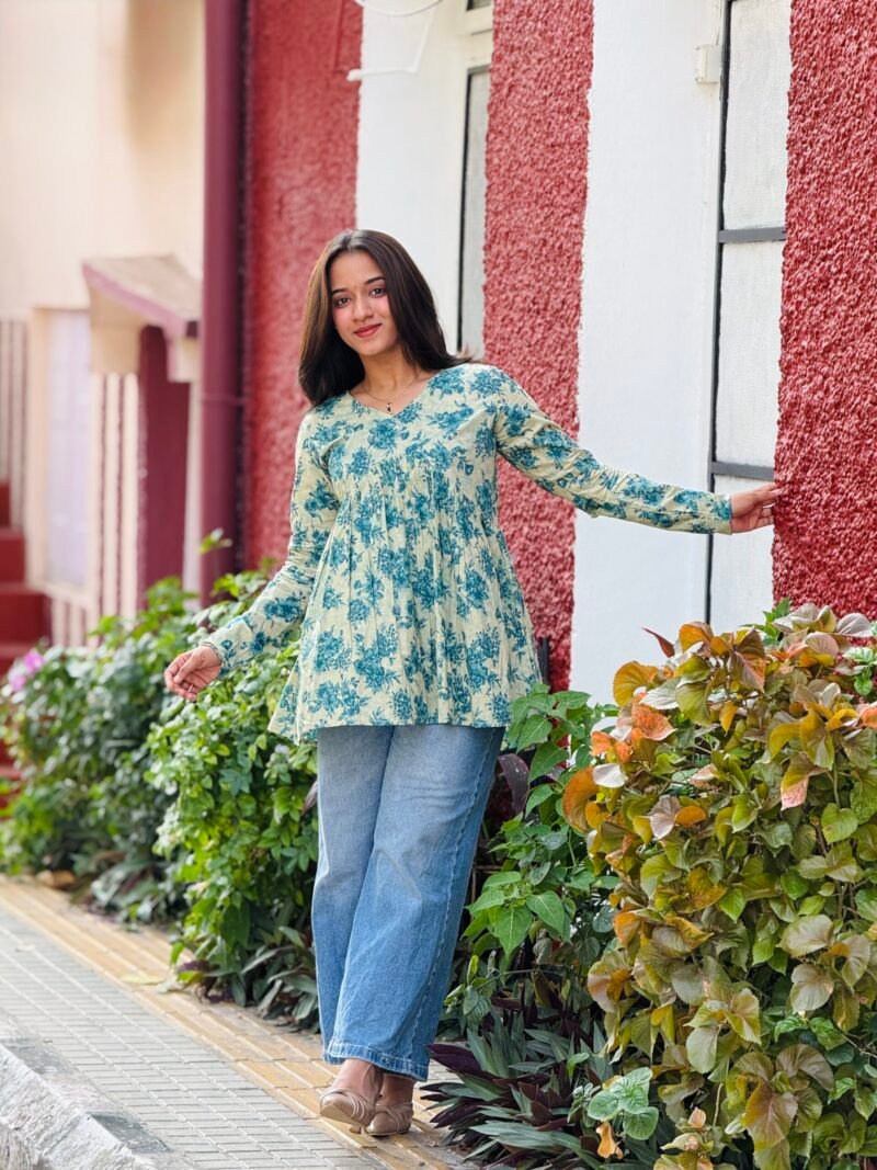 elara short top
